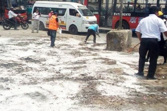 Las calles de Villa María del Triunfo se fumigan y desinfectan con cal