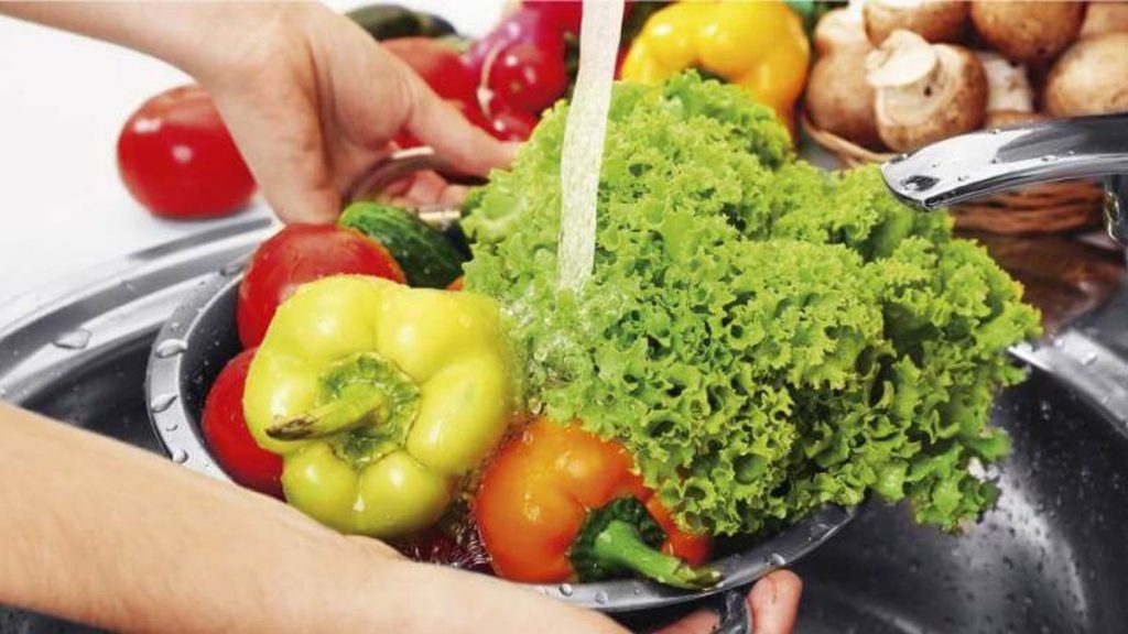 ¿Puede el agua con cal sustituir al cloro en la desinfección de frutas y verduras?